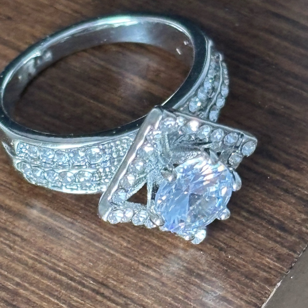 Silver Tone Crystal Ring with diamond shape center piece/size 6.5/ side crystals